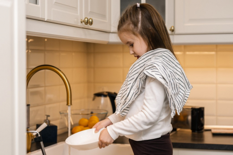 هل يستطيع الطفل تحت 6 سنوات المشاركة في مهام المنزل؟